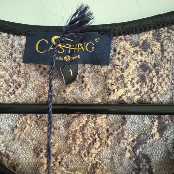 Casting Sheer lace Snakeskin flare sleeve top size 1( small) - Picture 4 of 9